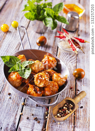 meatballs in tomato sauce 132257203