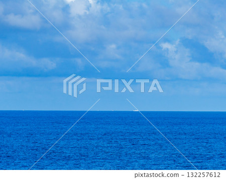 A refreshing view of the calm Pacific Ocean on a boat trip connecting the Izu Seven Islands A refreshing view of the calm Pacific Ocean on a boat trip connecting the Izu Seven Islands 132257612
