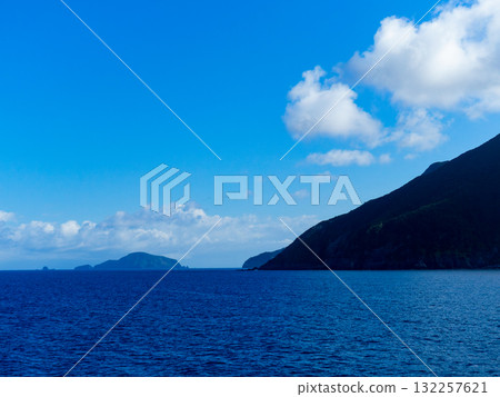 新島:從連接伊豆七島的遊船上欣賞清新的景色 新島:從連接伊豆七島的遊船上欣賞清新的景色 132257621