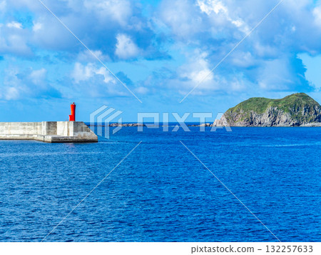 A refreshing view of Jinai Island and the red lighthouse on a boat trip connecting the Izu Seven Islands 132257633