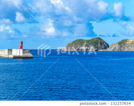 A refreshing view of Jinai Island and the red lighthouse on a boat trip connecting the Izu Seven Islands 132257634