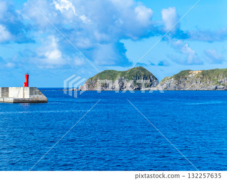 A refreshing view of Jinai Island and the red lighthouse on a boat trip connecting the Izu Seven Islands 132257635