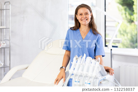 Cosmetic doctor stands confidently 132258037