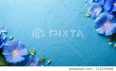 夏季手工日本紙紋理與牽牛花在靛藍日本紙上 夏季手工日本紙紋理與牽牛花在靛藍日本紙上 132258066