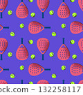 Seamless padel tennis pattern with rackets and balls on purple background 132258117