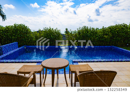 豪華飯店別墅的露臺設有私人泳池，可欣賞藍天大海的熱帶度假勝地（沖繩縣宮古島） 132258349