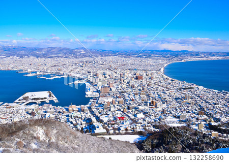 從函館山眺望冬季函館城市景觀 132258690