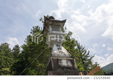 Stone lantern at Tenkawa Daibenten in Nara Prefecture (photographed on August 28, 2025) 132258880