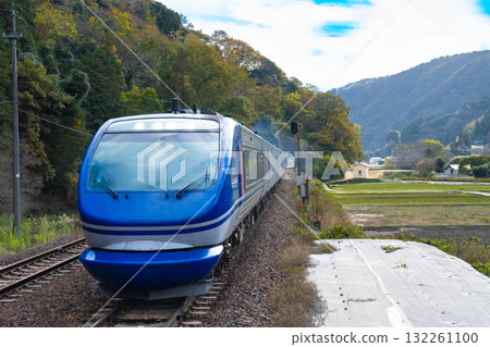 深秋時節，開往倉吉站的智頭特快超級白兔74號列車駛出隧道，駛入平福站。兵庫縣佐用郡佐用町 132261100