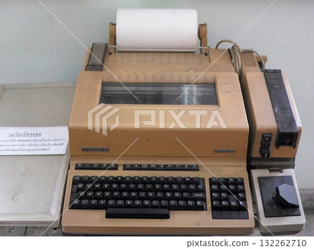 Vintage Computer with Printer and Keyboard on Display with a Sign Vintage Computer with Printer and Keyboard on Display with a Sign 132262710