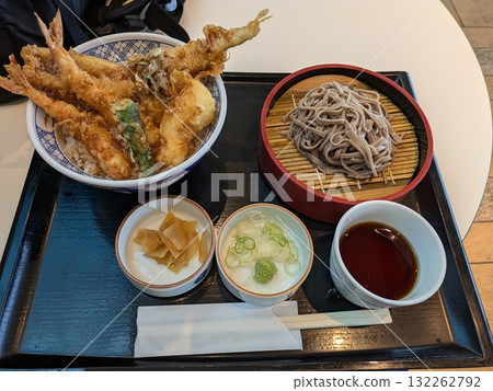 托盤上供應的天婦羅和蕎麥麵 托盤上供應的天婦羅和蕎麥麵 132262792