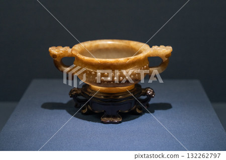 Exhibits of the Shanghai Museum East Hall - Jade Gui with Double Dragon Ears and Nipple Pattern 132262797