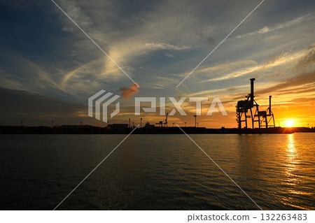 Evening view of Niigata East Port container terminal (Niigata Prefecture) 132263483