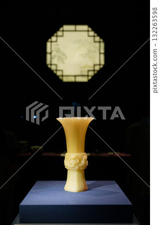 上海博物館東館展品-三螭紋玉觚 132263598