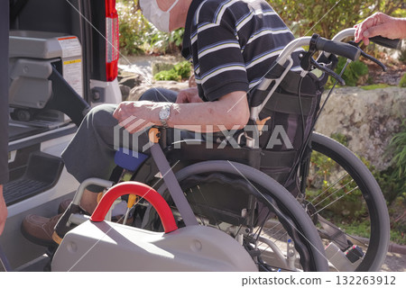 輪椅上的老人和福利車上的護理人員 輪椅上的老人和福利車上的護理人員 132263912