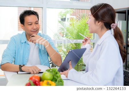 Asian nutritionist using tablet to explaining personalized meal plan with AI to patient. 132264133