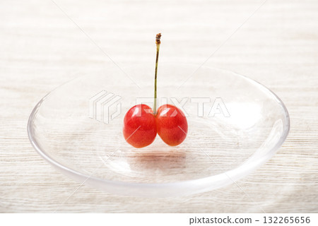 Cherries on a plate: Sato Nishiki, twin cherries, the king of cherries, red jewels 132265656