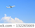 一架巨型飛機在藍色夏日天空中起飛 一架巨型飛機在藍色夏日天空中起飛 132265669