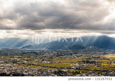 從山上眺望秋天的山形村 132267032