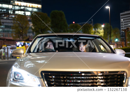 男人和女人騎在車裡 132267138