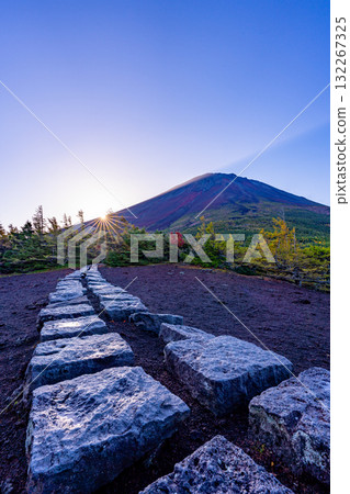 【山梨縣】富士山～晨曦照亮內庭 132267325