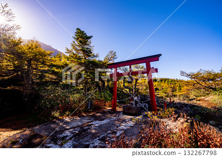 [山梨縣] 富士山：內苑的紅色鳥居與天狗岩 132267798