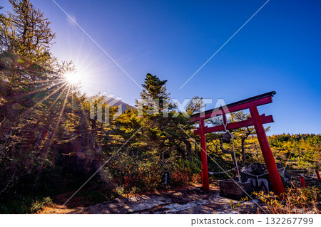 [山梨縣] 富士山：內苑的紅色鳥居與天狗岩 132267799