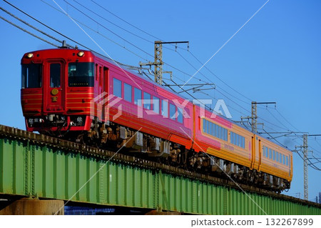 鮮紅色的KIHA 185系列列車：伊予灘的故事 132267899