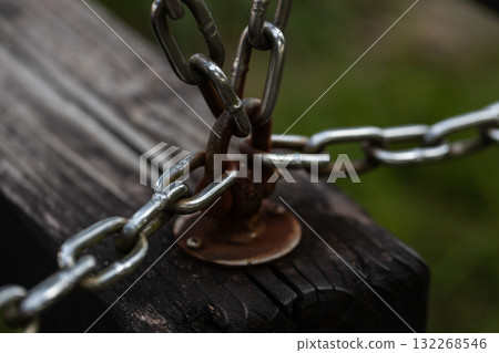 公園遊樂場鏈條吊橋鏈條庫存照片 公園遊樂場鏈條吊橋鏈條庫存照片 132268546