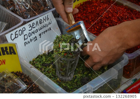 吉爾吉斯斯坦比什凱克的奧什集市 132268905