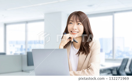 Woman using a computer / business woman 132271969