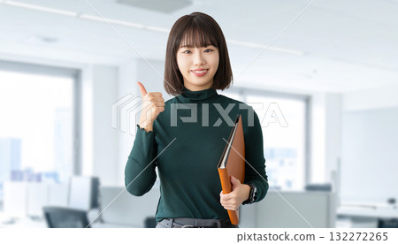 一位年輕女性/女商人擺出良好的姿勢 132272265