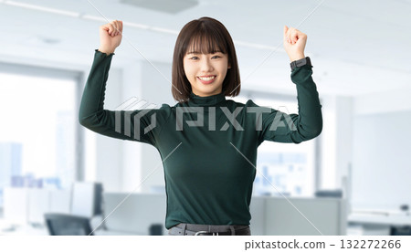 一個女人/女商人做一個勇敢的姿勢 132272266