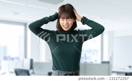 一位年輕女商人很難保持頭 132272267