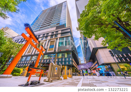 日本東京城市景觀。建築物之間可觀賞日本橋室町和福德神社的景色。最右邊的重建建築物...... 132273221