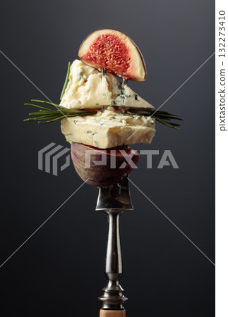 Blue cheese with fresh figs and rosemary. 132273410