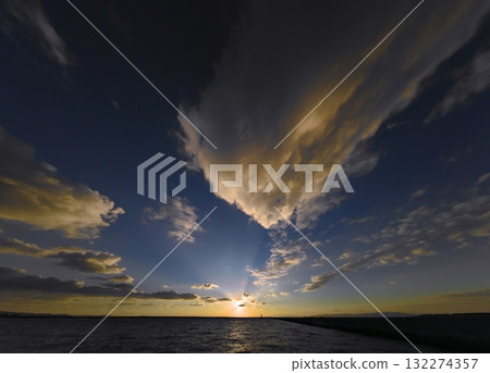 壯麗的夜空，各種雲彩和港口，冬季，超廣角，以天空為焦點，250104pm 132274357