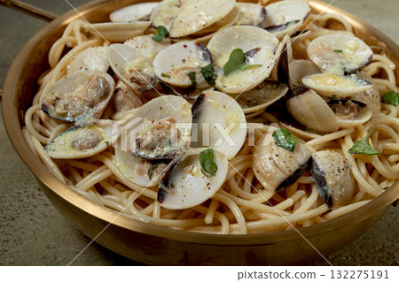 spaghetti with vongole clams, in cream sauce, carbonara, in a brass pan, homemade, top view, no people, spaghetti with vongole clams, in cream sauce, carbonara, in a brass pan, homemade, top view, no people, 132275191