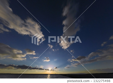 壯麗的夜空，各種雲彩和港口，冬季，超廣角，以天空為焦點，250104pm 132275498