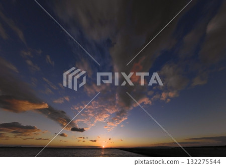 壯麗的夜空,各種雲彩和港口,冬季,超廣角,以天空為焦點,250104pm 壯麗的夜空,各種雲彩和港口,冬季,超廣角,以天空為焦點,250104pm 132275544