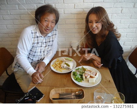 老年人享受家庭聚會 132275981