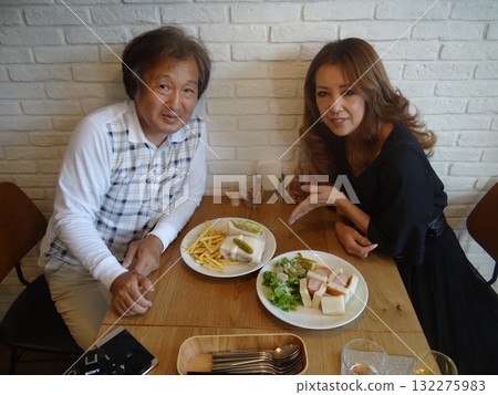 老年人享受家庭聚會 132275983