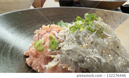 鮮活銀魚和鮪魚配蔥花飯 132276446