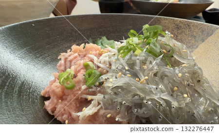 鮮活銀魚和鮪魚配蔥花飯 132276447