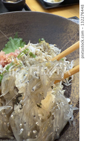 鮮活銀魚和鮪魚配蔥花飯 132276448