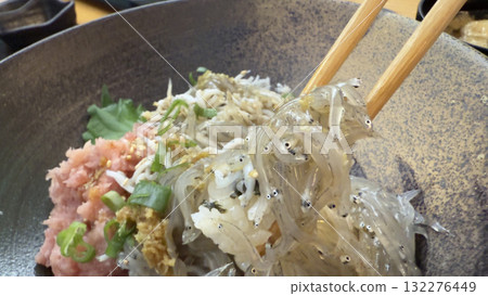鮮活銀魚和鮪魚配蔥花飯 132276449