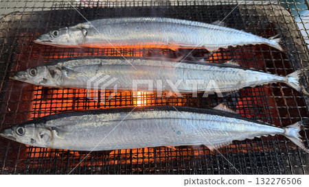 Charcoal grilled saury 132276506