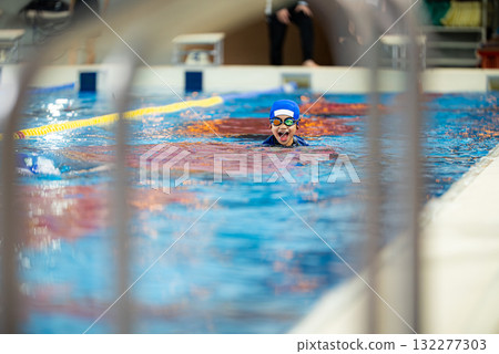 一名 5 歲男孩正在上游泳課 132277303
