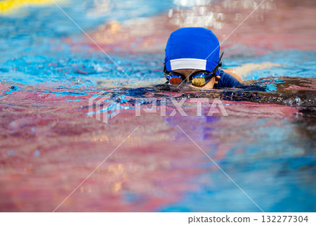 一名 5 歲男孩正在上游泳課 132277304