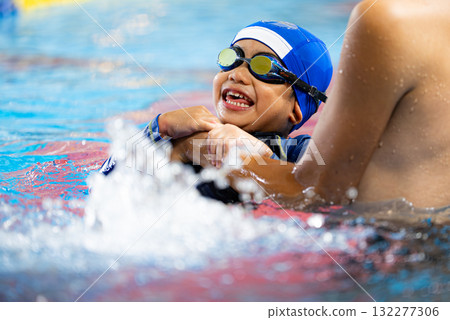 一名 5 歲男孩正在上游泳課 132277306